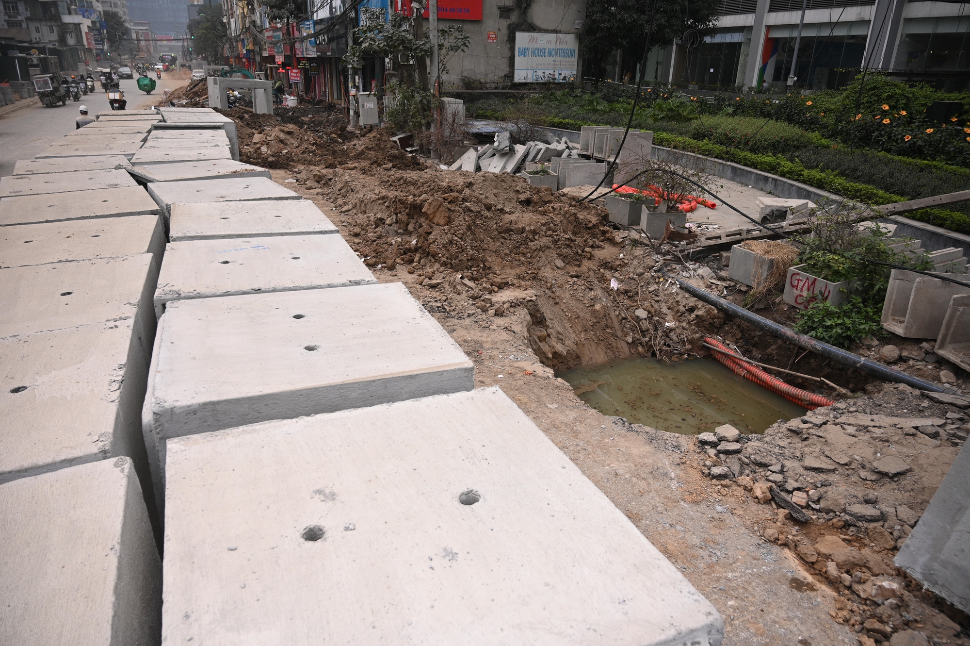 S&aacute;t Tết, đường Nguyễn Tu&acirc;n vẫn ngổn ngang: Người d&acirc;n H&agrave; Nội 