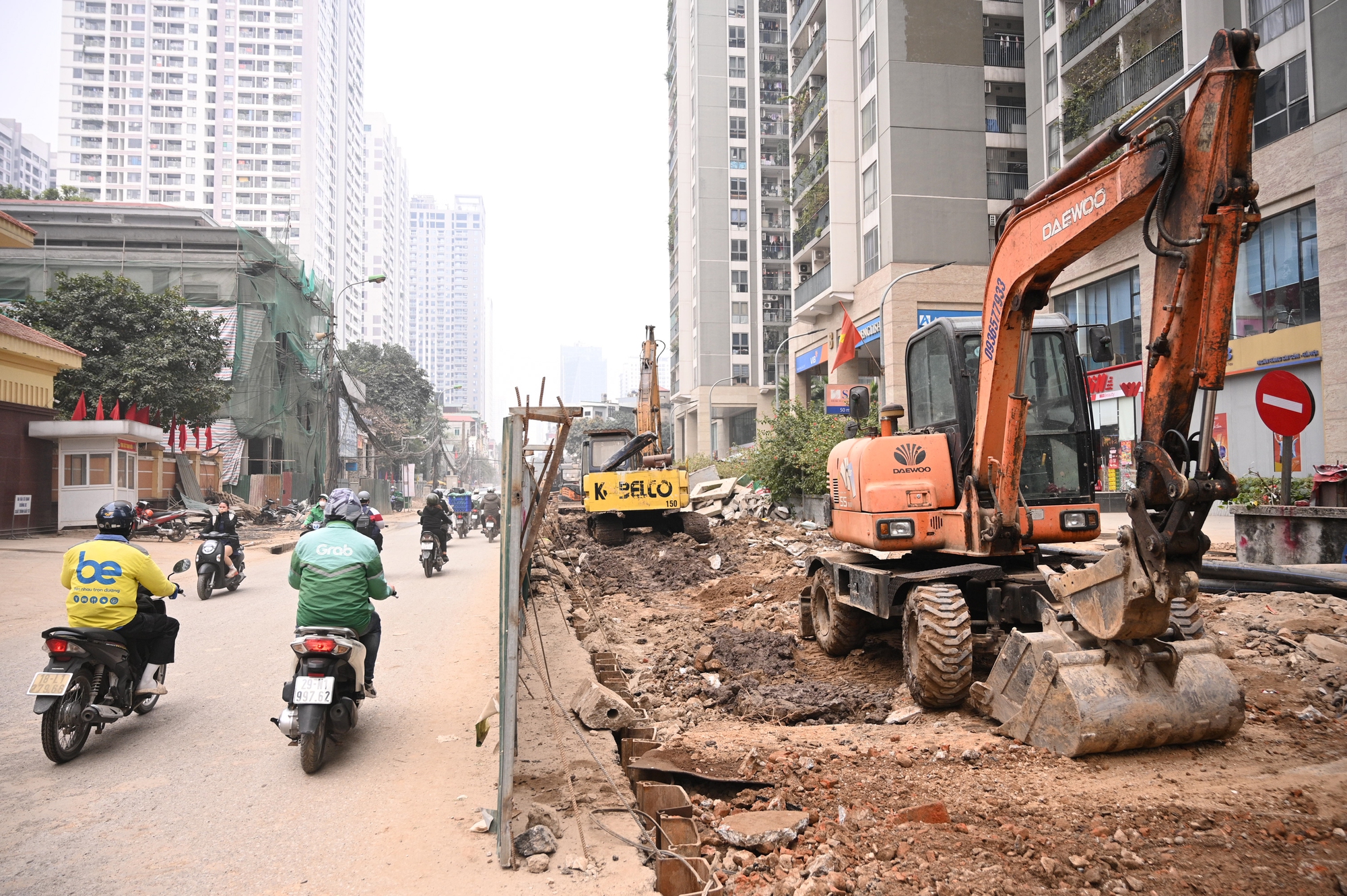 S&aacute;t Tết, đường Nguyễn Tu&acirc;n vẫn ngổn ngang: Người d&acirc;n H&agrave; Nội 