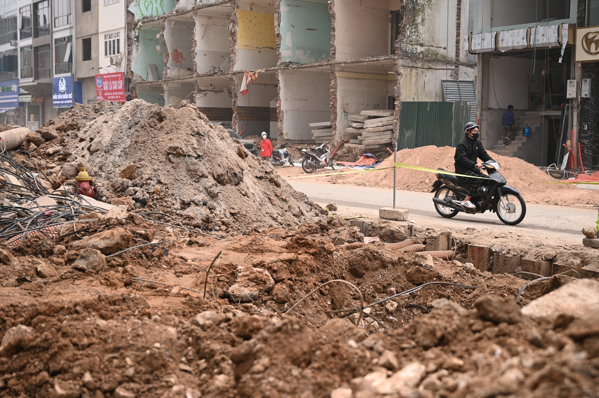 S&aacute;t Tết, đường Nguyễn Tu&acirc;n vẫn ngổn ngang: Người d&acirc;n H&agrave; Nội 