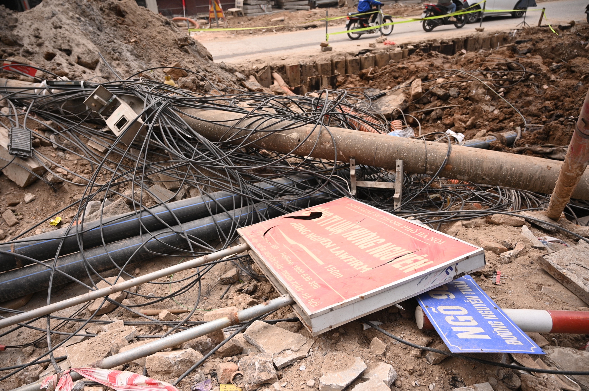 S&aacute;t Tết, đường Nguyễn Tu&acirc;n vẫn ngổn ngang: Người d&acirc;n H&agrave; Nội 