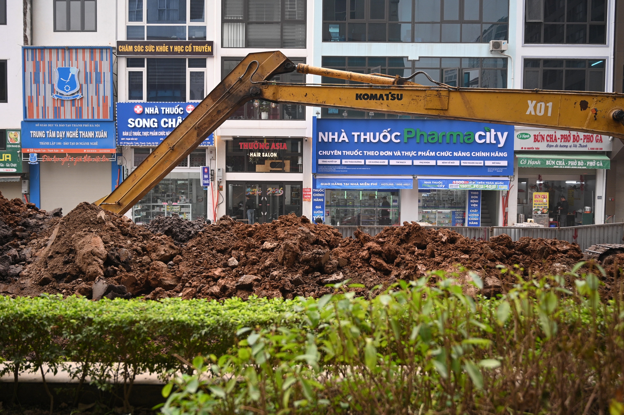 S&aacute;t Tết, đường Nguyễn Tu&acirc;n vẫn ngổn ngang: Người d&acirc;n H&agrave; Nội 