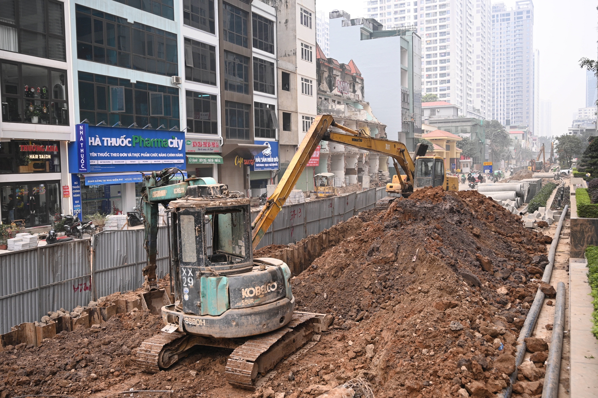 S&aacute;t Tết, đường Nguyễn Tu&acirc;n vẫn ngổn ngang: Người d&acirc;n H&agrave; Nội 