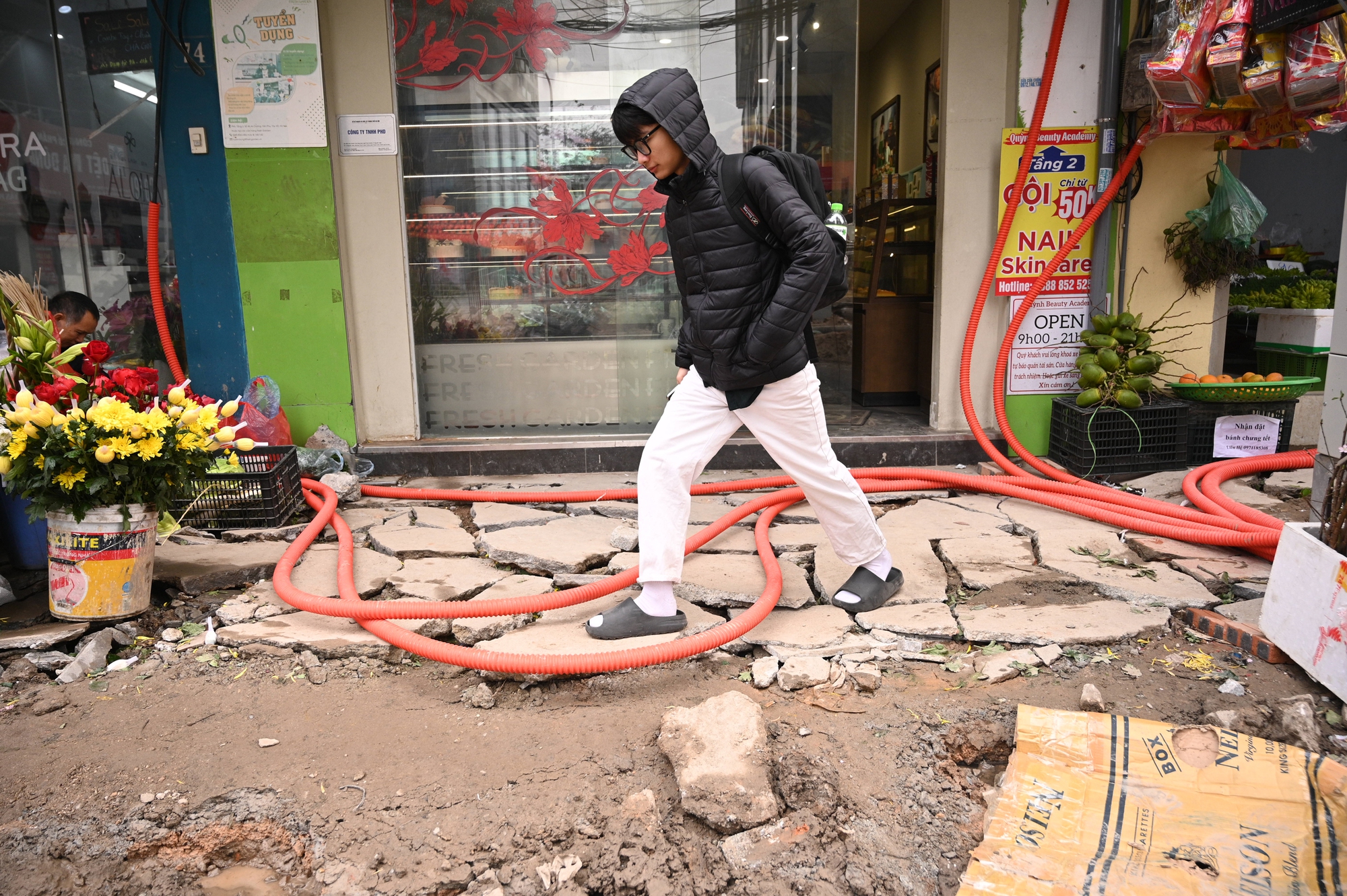 S&aacute;t Tết, đường Nguyễn Tu&acirc;n vẫn ngổn ngang: Người d&acirc;n H&agrave; Nội 