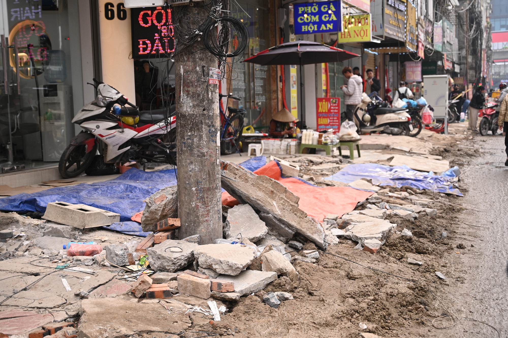 S&aacute;t Tết, đường Nguyễn Tu&acirc;n vẫn ngổn ngang: Người d&acirc;n H&agrave; Nội 