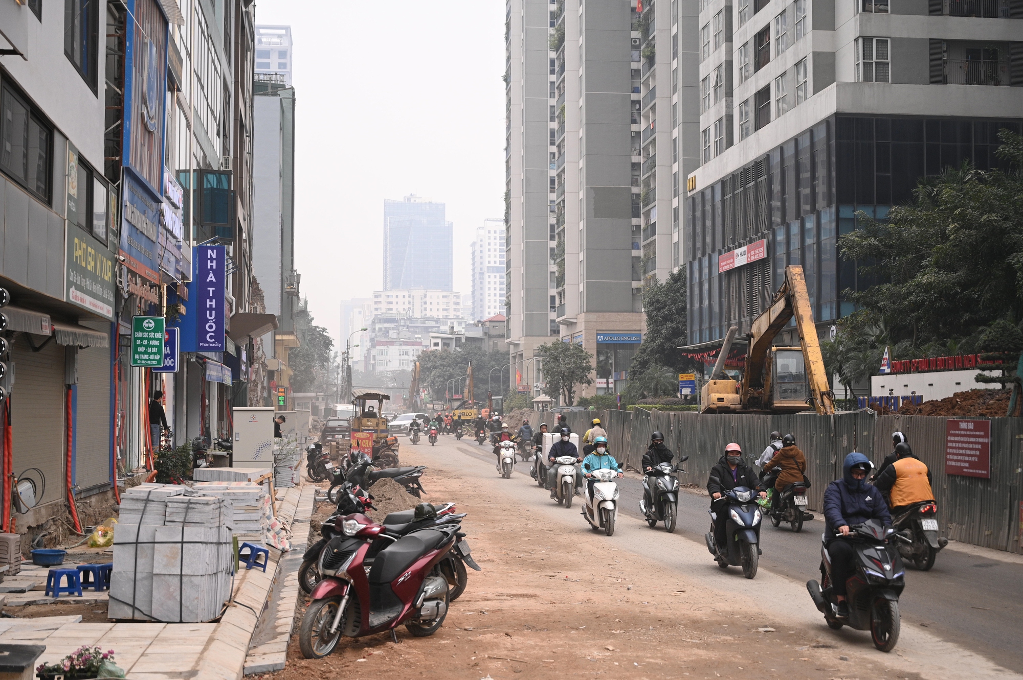 S&aacute;t Tết, đường Nguyễn Tu&acirc;n vẫn ngổn ngang: Người d&acirc;n H&agrave; Nội 