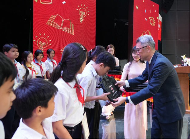 22 năm Ajinomoto Việt Nam trao học bổng cho học sinh ngh&egrave;o hiếu học tại Đồng Nai - Ảnh 4.