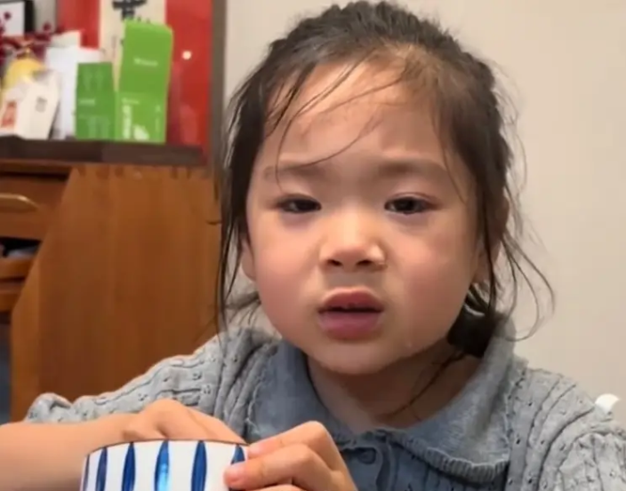 Bé gái tranh bát nước chấm với anh trai: Dân mạng hết đòi Bé gái tranh bát nước chấm với anh trai: Dân mạng hết đòi