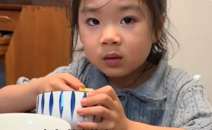 Bé gái tranh bát nước chấm với anh trai: Dân mạng hết đòi Bé gái tranh bát nước chấm với anh trai: Dân mạng hết đòi