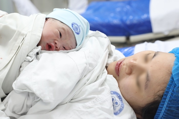 Chồng &eacute;p buộc vợ sinh con sẽ bị xử phạt Theo luật D&acirc;n số 2025 - Ảnh 1.