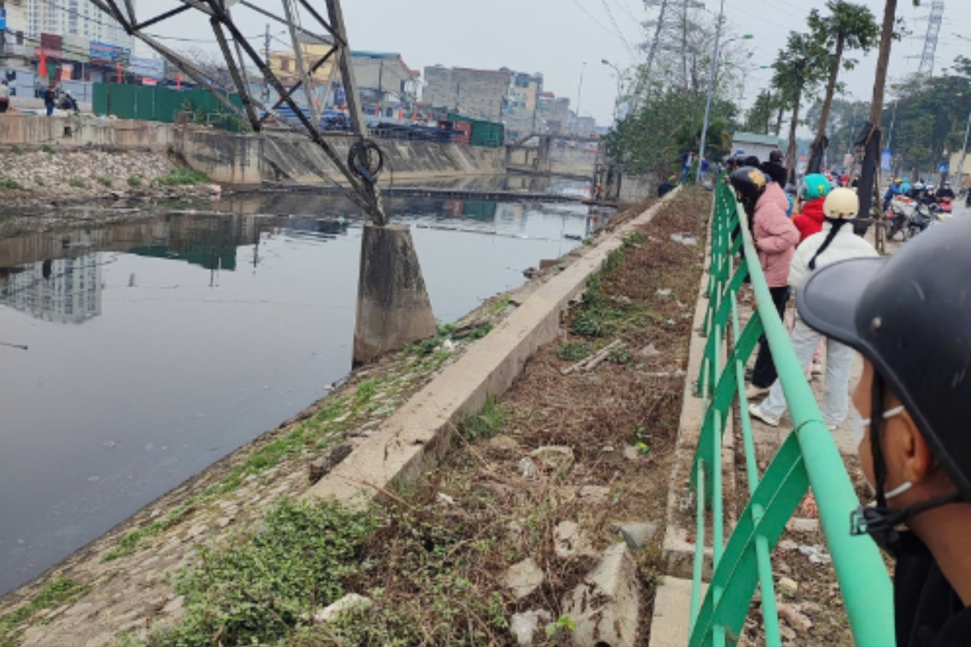 H&agrave; Nội ph&aacute;t hiện thi thể người nổi tr&ecirc;n s&ocirc;ng T&ocirc; Lịch g&acirc;y chấn động cộng đồng - Ảnh 1.