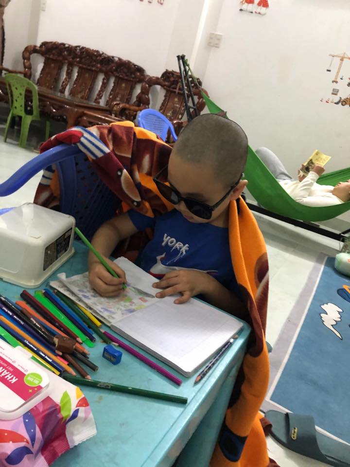 Viết tiếp series tư thế l&agrave;m b&agrave;i tập của học sinh tiểu học: May m&agrave; chụp ảnh lại chứ kể miệng th&igrave; kh&ocirc;ng ai tin!- Ảnh 2.