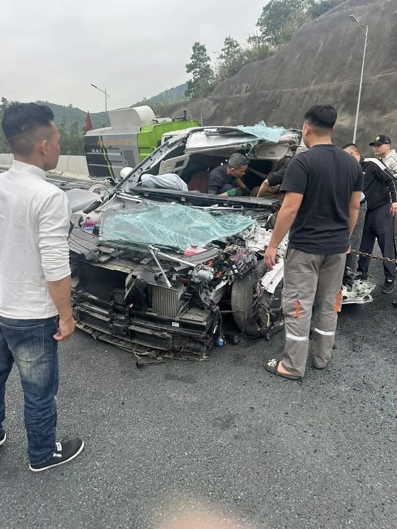 &Ocirc; t&ocirc; con n&aacute;t b&eacute;t sau tai nạn với xe h&uacute;t r&aacute;c tr&ecirc;n cao tốc M&oacute;ng C&aacute;i - Hải Ph&ograve;ng - Ảnh 1.