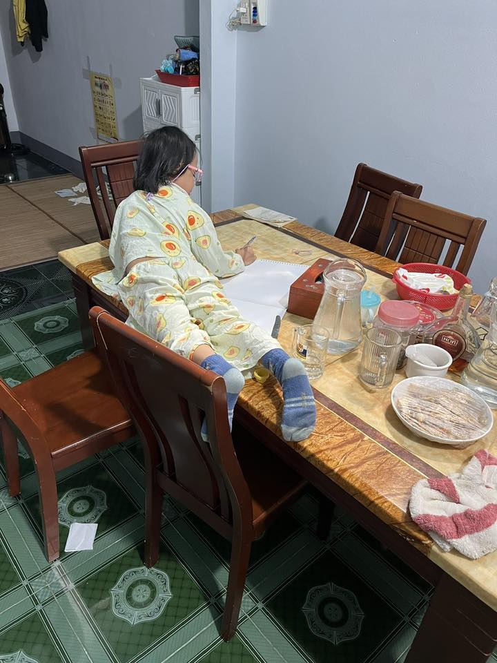 Viết tiếp series tư thế l&agrave;m b&agrave;i tập của học sinh tiểu học: May m&agrave; chụp ảnh lại chứ kể miệng th&igrave; kh&ocirc;ng ai tin!- Ảnh 7.