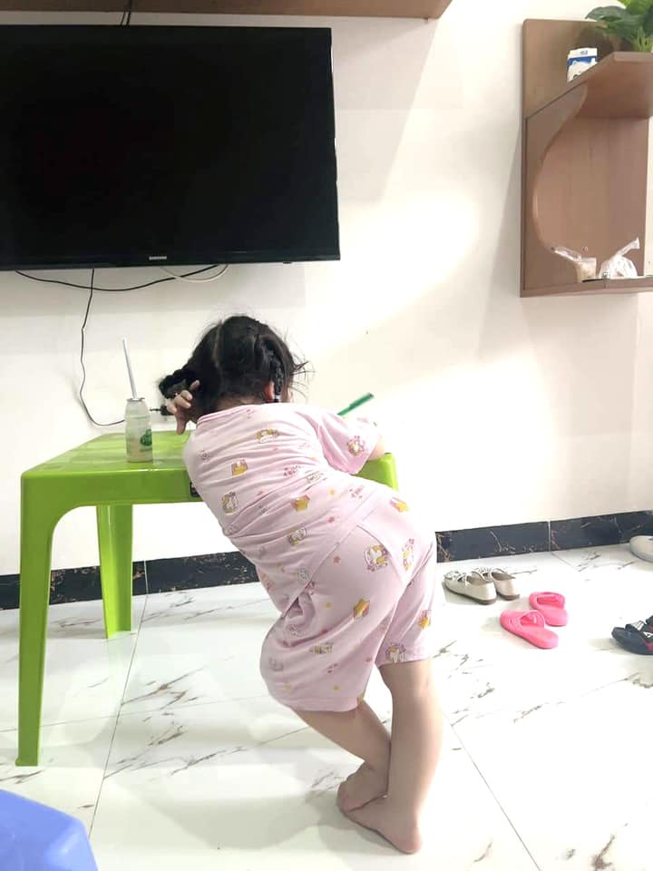 Viết tiếp series tư thế l&agrave;m b&agrave;i tập của học sinh tiểu học: May m&agrave; chụp ảnh lại chứ kể miệng th&igrave; kh&ocirc;ng ai tin!- Ảnh 9.