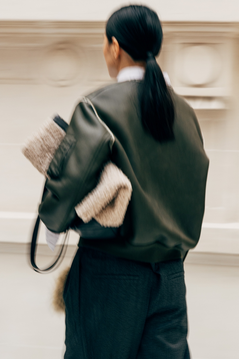 Maison Kitsun&eacute; Thu - Đ&ocirc;ng 2026: Tủ đồ bụi bặm của lữ kh&aacute;ch đại dương- Ảnh 6.