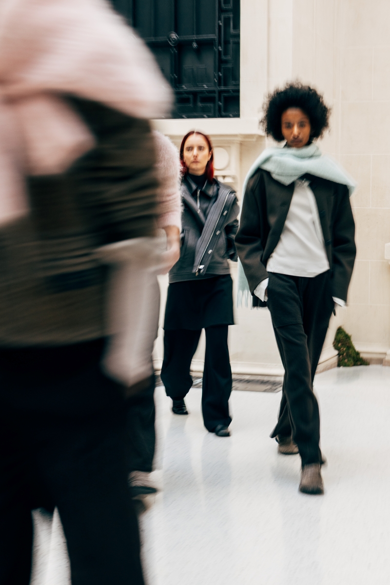 Maison Kitsun&eacute; Thu - Đ&ocirc;ng 2026: Tủ đồ bụi bặm của lữ kh&aacute;ch đại dương- Ảnh 7.