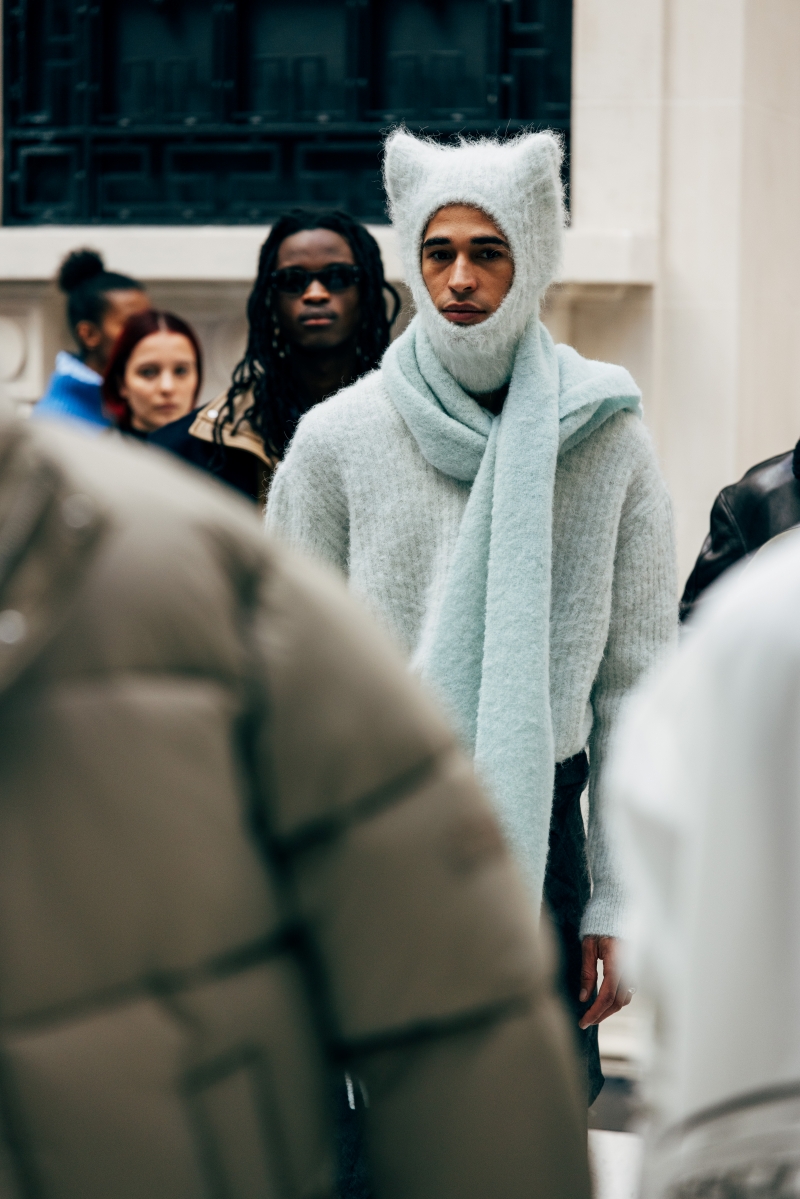 Maison Kitsun&eacute; Thu - Đ&ocirc;ng 2026: Tủ đồ bụi bặm của lữ kh&aacute;ch đại dương- Ảnh 4.