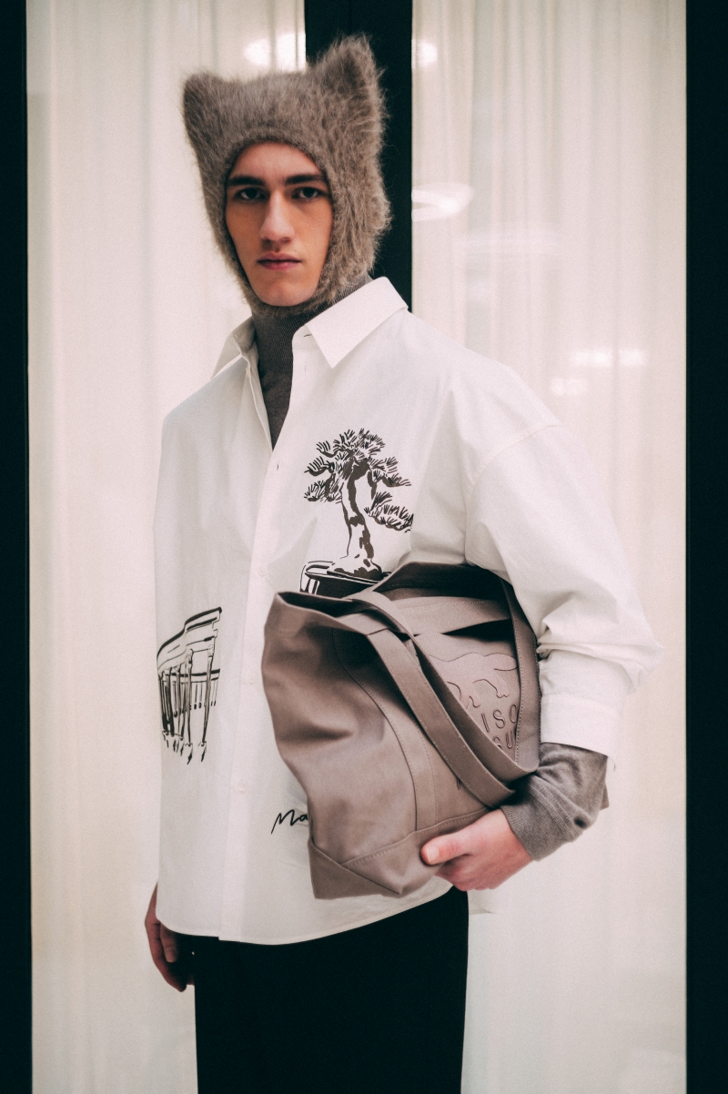 Maison Kitsun&eacute; Thu - Đ&ocirc;ng 2026: Tủ đồ bụi bặm của lữ kh&aacute;ch đại dương- Ảnh 3.