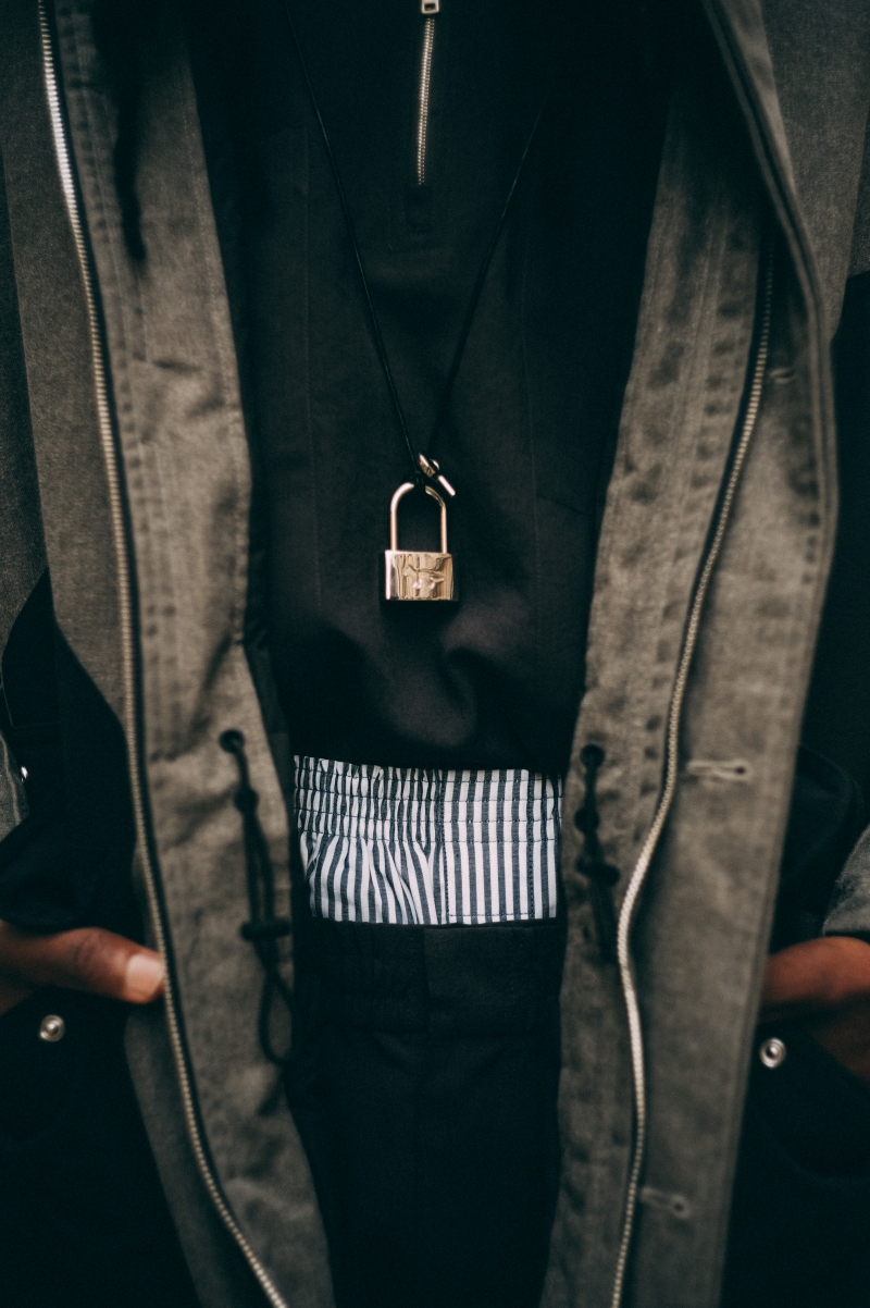 Maison Kitsun&eacute; Thu - Đ&ocirc;ng 2026: Tủ đồ bụi bặm của lữ kh&aacute;ch đại dương- Ảnh 12.