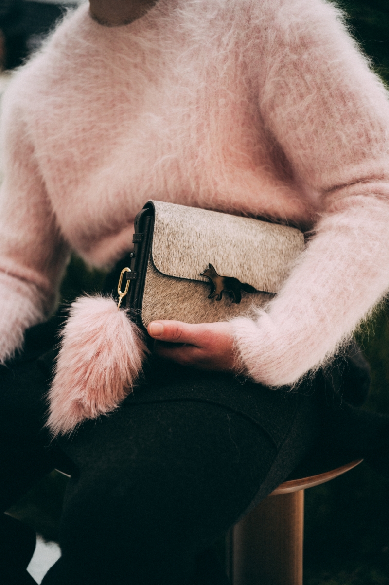 Maison Kitsun&eacute; Thu - Đ&ocirc;ng 2026: Tủ đồ bụi bặm của lữ kh&aacute;ch đại dương- Ảnh 9.