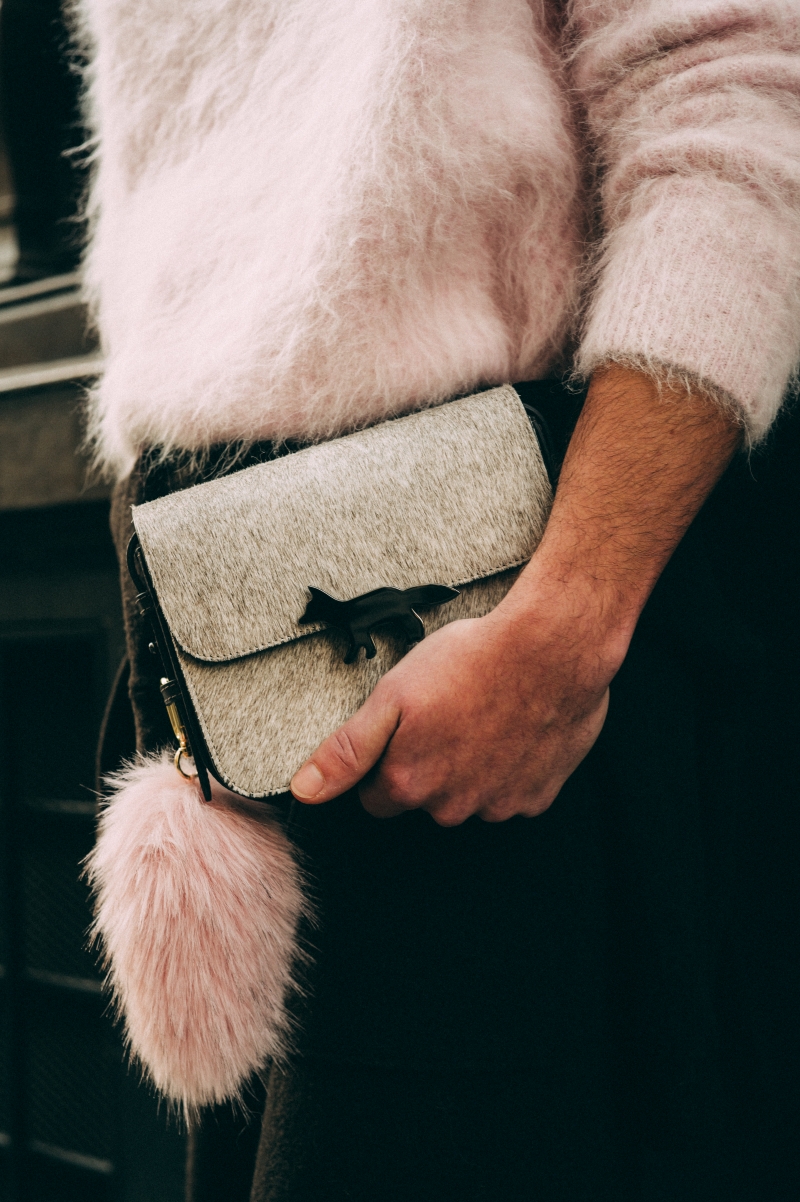 Maison Kitsun&eacute; Thu - Đ&ocirc;ng 2026: Tủ đồ bụi bặm của lữ kh&aacute;ch đại dương- Ảnh 11.