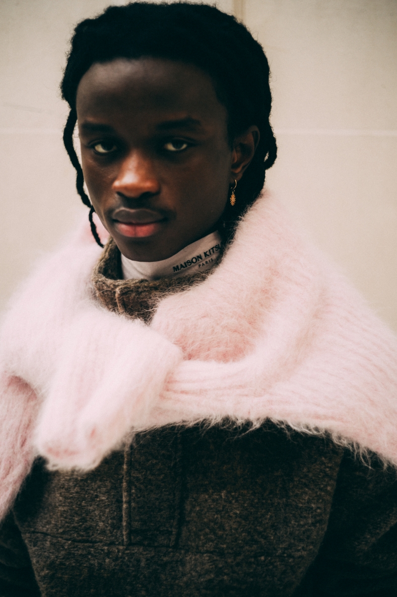 Maison Kitsun&eacute; Thu - Đ&ocirc;ng 2026: Tủ đồ bụi bặm của lữ kh&aacute;ch đại dương- Ảnh 2.