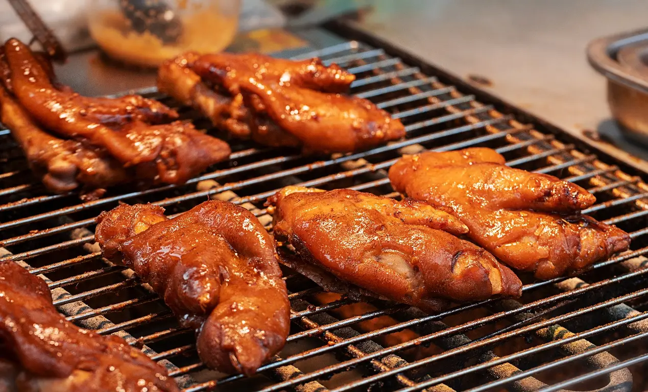 Chân giò lợn có thật sự tốt cho da và xương khớp? 4 nhóm người này nên tránh xa, dù thèm đến mấy cũng đừng ăn - Ảnh 3.