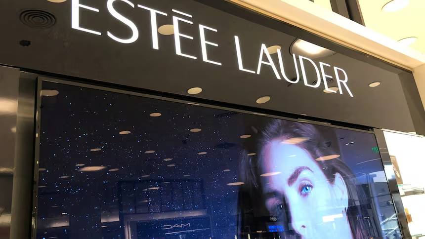 Est&eacute;e Lauder bị phạt 14 tỷ đồng: &ldquo;H&oacute;a chất vĩnh cửu&rdquo; được h&atilde;ng n&agrave;y sử dụng c&oacute; hại thế n&agrave;o?- Ảnh 1.
