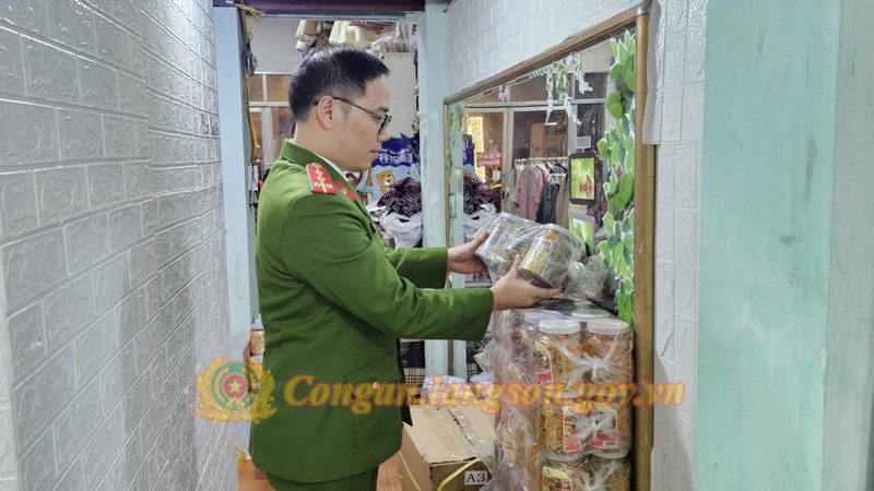 Bắt quả tang chủ shop Balo xinh bu&ocirc;n b&aacute;n thực phẩm giả tại Lạng Sơn năm 2026 - Ảnh 2.