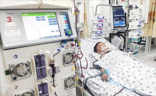 Bé 5 tháng tuổi tổn thương gan nghiêm trọng vì người lớn dùng đũa chấm vào rượu cho bé nếm thử- Ảnh 1.