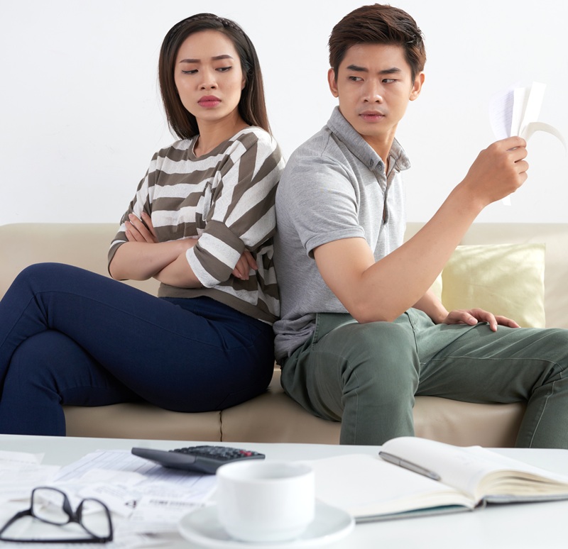 young-family-sitting-back-back-facing-financial-problems-17701736972571895299585-1770222670530-1770222670775643174905.jpg