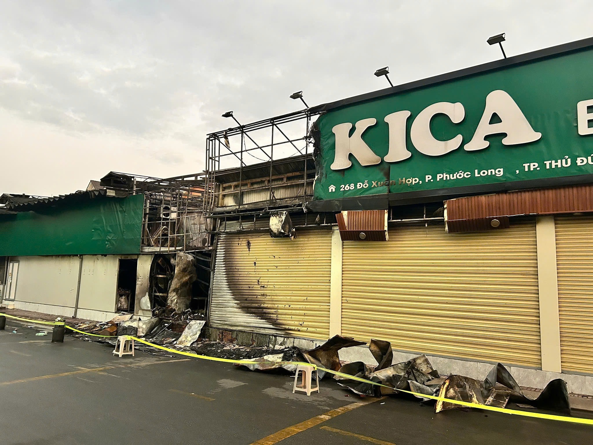 Ch&aacute;y tiệm b&aacute;nh ngọt ở đường Đỗ Xu&acirc;n Hợp , TPHCM g&acirc;y thiệt hại lớn - Ảnh 1.