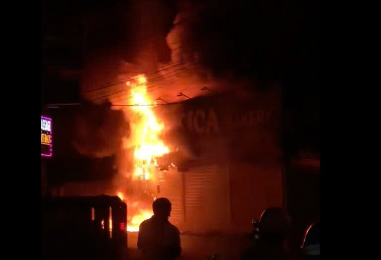 Ch&aacute;y tiệm b&aacute;nh ngọt ở TPHCM l&uacute;c rạng s&aacute;ng - Ảnh 1.