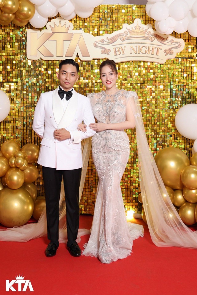 Gia đ&igrave;nh Kh&aacute;nh Thi - Phan Hiển g&acirc;y 