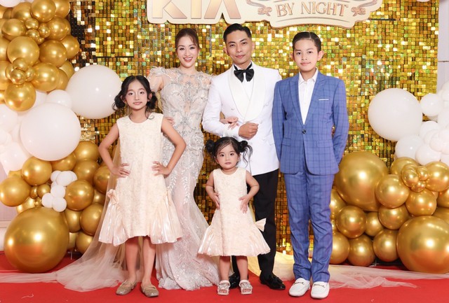 Gia đ&igrave;nh Kh&aacute;nh Thi - Phan Hiển g&acirc;y 