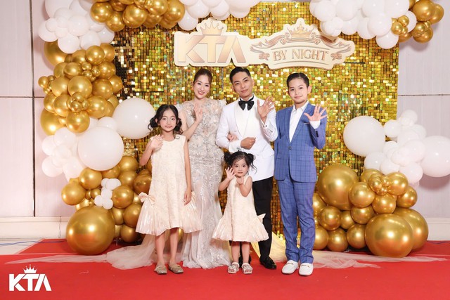 Gia đ&igrave;nh Kh&aacute;nh Thi - Phan Hiển g&acirc;y 