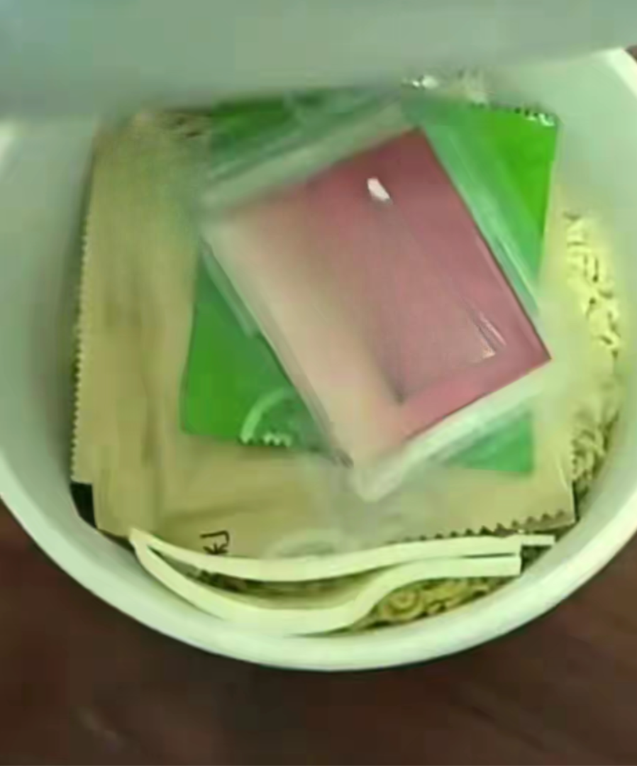 Ph&aacute;t hiện thỏi v&agrave;ng 1 gam trong g&oacute;i m&igrave; ăn liền gi&aacute; 22 . 000 Đồng tại Trung Quốc - Ảnh 1.