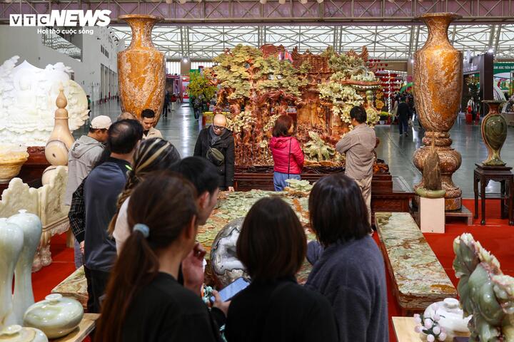 Hội chợ M&ugrave;a Xu&acirc;n 2026 với tranh đ&aacute; q&uacute;y v&agrave; b&agrave;n tr&agrave; 10 tỷ đồng g&acirc;y ch&uacute; &yacute; - Ảnh 16.