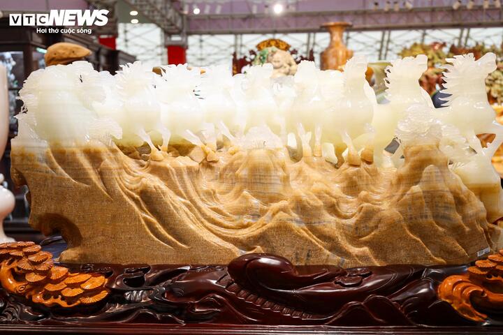 Hội chợ M&ugrave;a Xu&acirc;n 2026 với tranh đ&aacute; q&uacute;y v&agrave; b&agrave;n tr&agrave; 10 tỷ đồng g&acirc;y ch&uacute; &yacute; - Ảnh 10.