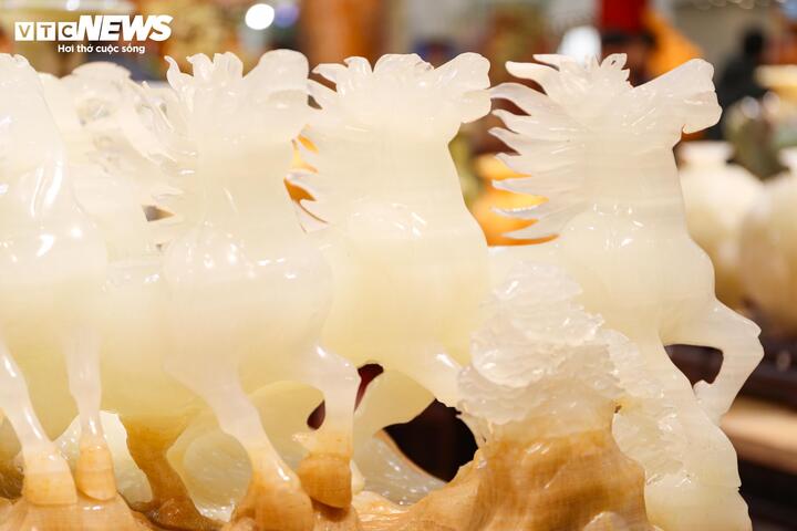 Hội chợ M&ugrave;a Xu&acirc;n 2026 với tranh đ&aacute; q&uacute;y v&agrave; b&agrave;n tr&agrave; 10 tỷ đồng g&acirc;y ch&uacute; &yacute; - Ảnh 11.