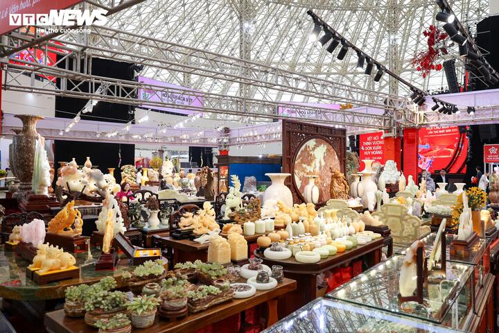 Hội chợ M&ugrave;a Xu&acirc;n 2026 với tranh đ&aacute; q&uacute;y v&agrave; b&agrave;n tr&agrave; 10 tỷ đồng g&acirc;y ch&uacute; &yacute; - Ảnh 1.