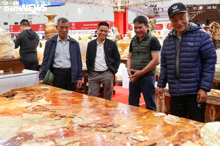 Hội chợ M&ugrave;a Xu&acirc;n 2026 với tranh đ&aacute; q&uacute;y v&agrave; b&agrave;n tr&agrave; 10 tỷ đồng g&acirc;y ch&uacute; &yacute; - Ảnh 15.