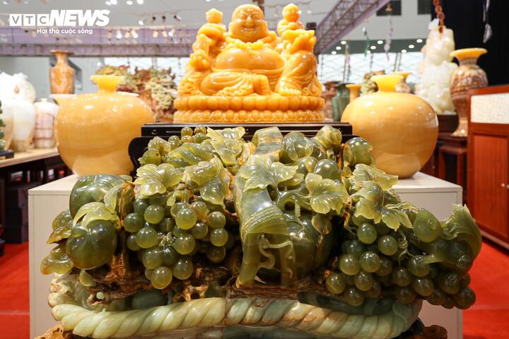 Hội chợ M&ugrave;a Xu&acirc;n 2026 với tranh đ&aacute; q&uacute;y v&agrave; b&agrave;n tr&agrave; 10 tỷ đồng g&acirc;y ch&uacute; &yacute; - Ảnh 2.