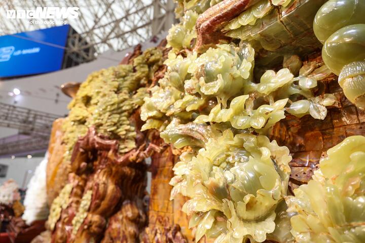 Hội chợ M&ugrave;a Xu&acirc;n 2026 với tranh đ&aacute; q&uacute;y v&agrave; b&agrave;n tr&agrave; 10 tỷ đồng g&acirc;y ch&uacute; &yacute; - Ảnh 4.