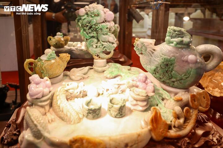 Hội chợ M&ugrave;a Xu&acirc;n 2026 với tranh đ&aacute; q&uacute;y v&agrave; b&agrave;n tr&agrave; 10 tỷ đồng g&acirc;y ch&uacute; &yacute; - Ảnh 14.