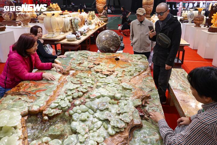 Hội chợ M&ugrave;a Xu&acirc;n 2026 với tranh đ&aacute; q&uacute;y v&agrave; b&agrave;n tr&agrave; 10 tỷ đồng g&acirc;y ch&uacute; &yacute; - Ảnh 6.