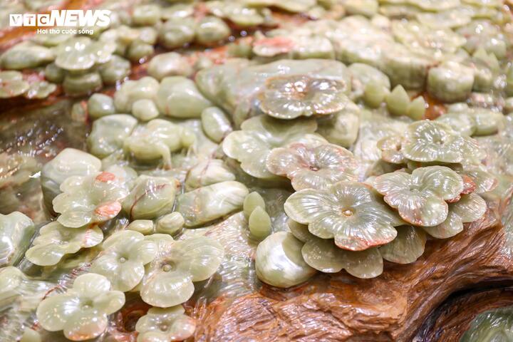 Hội chợ M&ugrave;a Xu&acirc;n 2026 với tranh đ&aacute; q&uacute;y v&agrave; b&agrave;n tr&agrave; 10 tỷ đồng g&acirc;y ch&uacute; &yacute; - Ảnh 8.