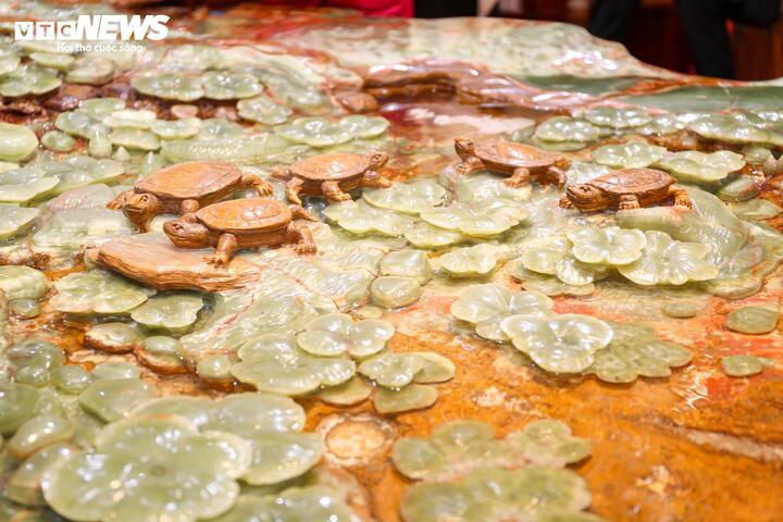 Hội chợ M&ugrave;a Xu&acirc;n 2026 với tranh đ&aacute; q&uacute;y v&agrave; b&agrave;n tr&agrave; 10 tỷ đồng g&acirc;y ch&uacute; &yacute; - Ảnh 9.