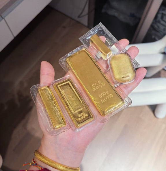 V&agrave;ng tăng gi&aacute; , người đ&agrave;n &ocirc;ng ph&aacute;t hiện v&agrave;ng gần 10 tỷ đồng biến mất trong k&eacute;t sắt - Ảnh 1.