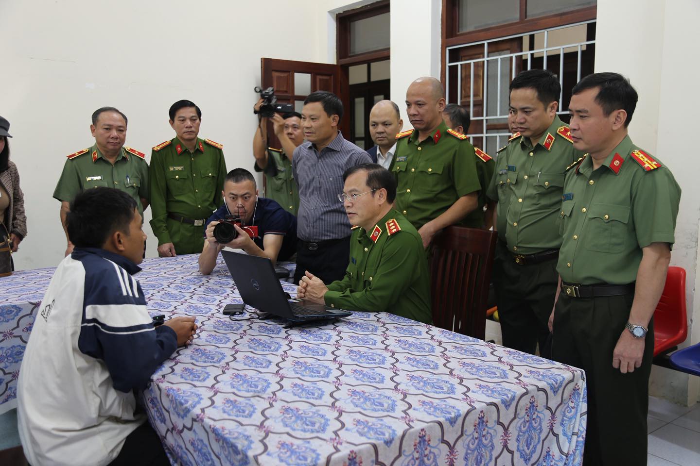 Cận cảnh hiện trường bắt giữ, truy l&ugrave;ng 2 t&ecirc;n cướp ng&acirc;n h&agrave;ng Gia Lai của h&agrave;ng trăm CBCS c&ocirc;ng an từ 9 đơn vị - Ảnh 5.